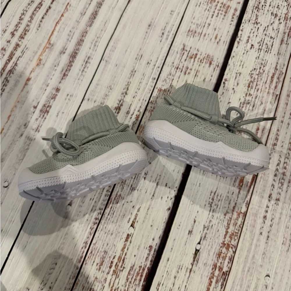 Source Unknown Kids Knit Boots -‎ Gray and White